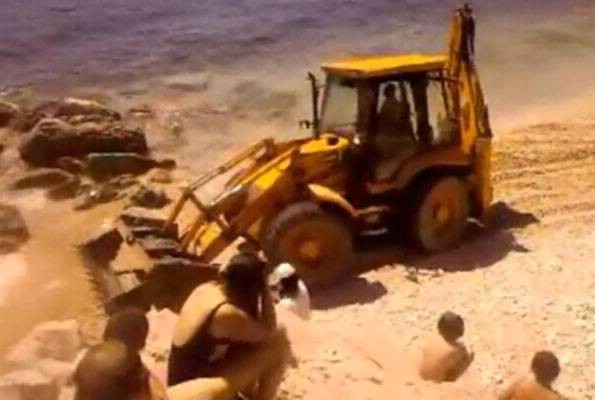 Rabac: Bagerom uređivao plažu punu kupača