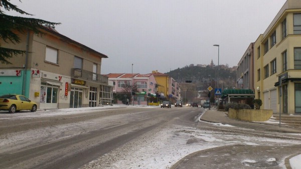 Snijeg nošen jakom burom zabijelio Labin - oprez u prometu - zapusi bure stvaraju nanose - Labin najhladniji u Istri