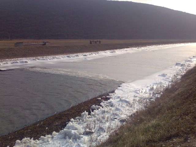 Prava zima - u Labinu -8,4 °C - Zaledio se raški kanal (Foto)