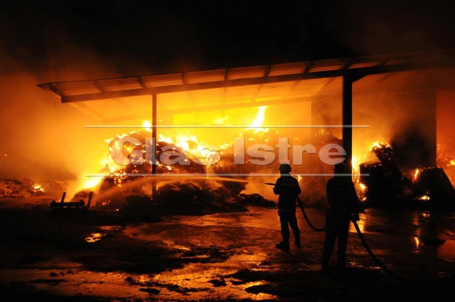 Izgorjelo skladište farme krava u Čepiću