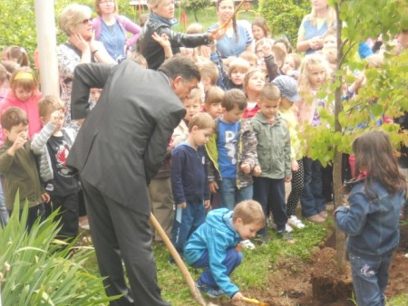 Gradonačelnik i djeca u centralnom vrtiću zasadili drvo