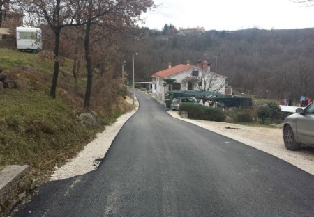Radovi na asfaltiranju bijeloga puta u naselju Rogočana