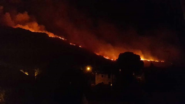 Miris dima u velikom dijelu Istre: Razbukao se požar kod Plomina