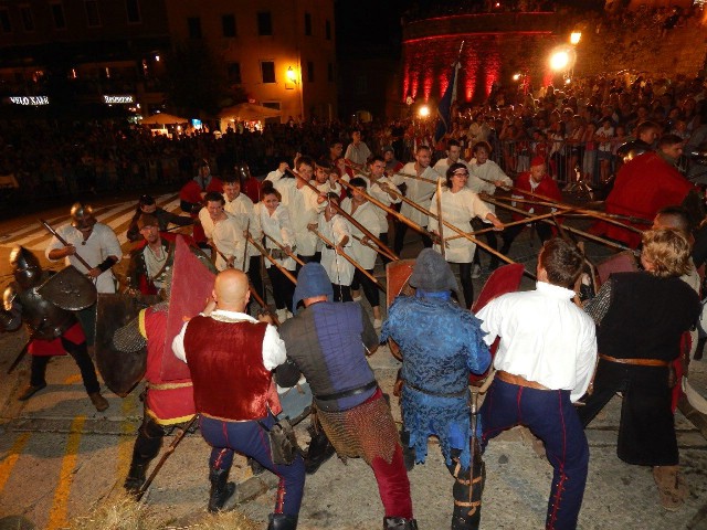 Uprizorenje povijesne bitke s Uskocima ovoga četvrtka na Labin Art Republici - koncert Belfast Fooda Uprizorenje povijesne bitke s Uskocima ovoga četvrtka na Labin Art Republici - koncert Belfast Fooda