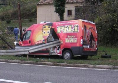 Dolenja Vas/Tunel Učka: u zavoju sletio s ceste, pa mu kombi probila ograda