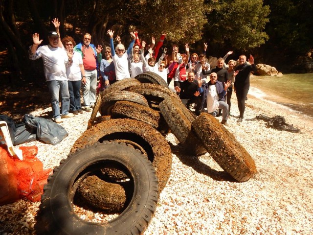 U eko-akciji čišćenja podmorja i plaže Šeničina prikupljeno oko 100 kg otpada i 10 kamionskih guma