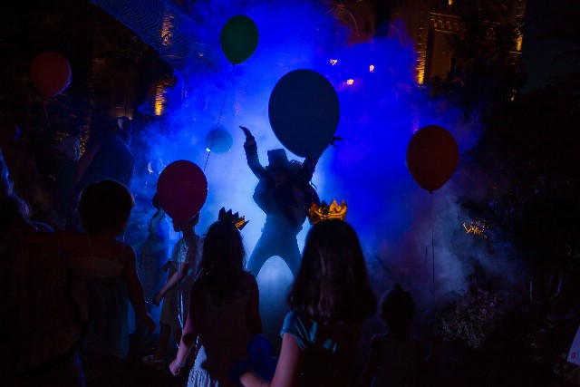 Akrobati, žongleri i poznati likovi iz crtanih filmova preuzimaju Rabac / Circus in the City i Bal princeza – zabavni programi za sve uzraste