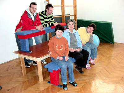 Stol i klupe za dječju igraonicu