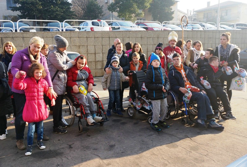 Djeca iz Centra Liče Faraguna posjetila istarsku policiju i dobila darove
