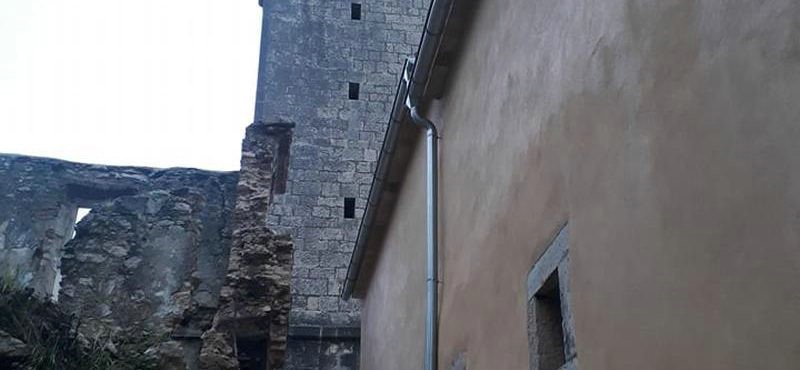 Olujni udar juga prošle noći srušio je i dio zida kod zvonika u Pićnu