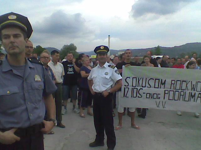 Tijelima na cesti prosvjednici blokirali Rockwool - deseci ''specijalaca'' ispred tvornice, nekolicina mještana tijekom dana na obavijesnim razgovorima (galerija fotografija)