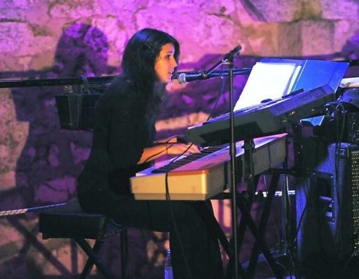 Dina Rizvić sa svojim jazz izvedbama na albumu "Sky Over Grožnjan", a početkom veljače nastupa u emisiji "Vrijeme je za Jazz" na HRT-u